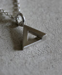 ANIKULAPO × rehacer Triangle necklace